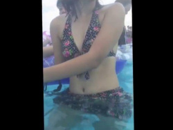 【盗撮】真夏のリゾートプールで早熟ボディのJC中○生のビキニお嬢さん達を隠し撮りして堪能するｗｗｗの画像
