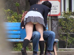 【盗撮】公然わいせつレベルのカップル映像！公園のベンチで盛り付いた男女の様子を撮影！の画像
