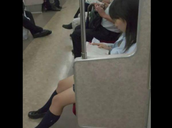 【盗撮】電車の窓越しで気付かない黒髪女子校生のブラウスの隙間から胸チラ覗き込みアングルで撮影ｗｗｗの画像