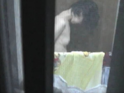【民家風呂盗撮動画】窓の隙間から風呂に入る女性たちを激撮！の画像