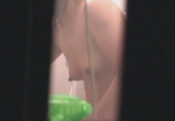 【民家風呂盗撮動画】窓の隙間から美乳美乳首GET!!の画像