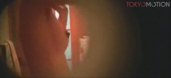 【民家着替え盗撮動画】鍵穴から見事なスレンダー美巨乳！！の画像