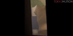 【民家風呂盗撮動画】風呂の窓の隙間を望遠盗撮で美乳GET!!の画像