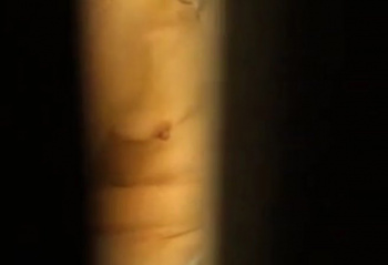 【民家風呂盗撮動画】ほんの小さな窓の隙間からエッチな乳首をGET!の画像
