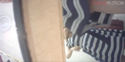 【着替え盗撮動画】試着室でワンピースの似合う女子を下の隙間から！の画像
