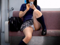 【パンチラ】スマホをいじりながら膝をたてる女子校生のパンティの画像