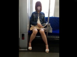【パンチラ】電車の対面座席に座っているお姉さんのパンティの画像