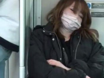 【パンチラ】電車内で眠っているギャルのパンティの画像