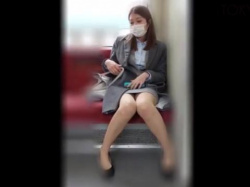 【パンチラ】電車の対面座席に座っている美人お姉さんのパンティの画像