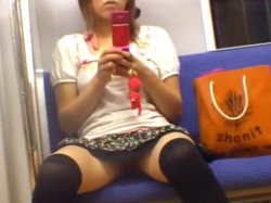 【パンチラ】電車の対面座席に座っているギャルのパンティの画像