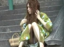 【パンチラ】階段に座っている浴衣ギャルのパンティの画像