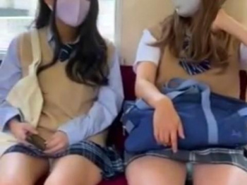 【パンチラ】対面座席に座っている制服女子のパンティの画像