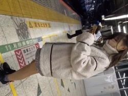 【パンチラ】駅のホームで見つけたお姉さんのパンティの画像