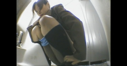 水色のパンティを履いた女子高生がゲームセンターのトイレでオシッコしてる様子を盗撮の画像