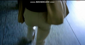 通勤途中の白のパンツを履いた巨尻のお姉さんをストーキングしてプリ尻を堪能の画像