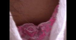 アンケートと騙して胸元の緩い服をきたお姉さんのピンクの浮きブラから見える乳首を盗撮の画像
