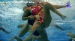 【動画あり】女子水球の水中カメラがエロすぎと海外で話題に。相手選手の水着を引っ張り上げマ〇コを攻撃してますｗの画像