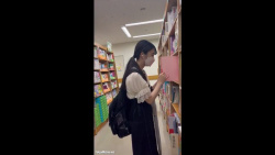 【今年一番の不届き者！】図書館で本を探すマジメ系JDのロングスカートにスマホを突っ込む！ピンクのパンチラを盗撮成功、さすが！！の画像