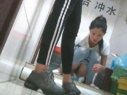まる見えの中国の女子トイレ…盗撮し放題wwwの画像