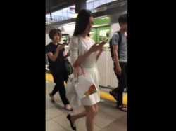 【盗撮動画】仕事帰りの黒髪スレンダー美女の電車内逆さ。小ぶりなヒップにしっかりと食い込むドスケベTバックの画像