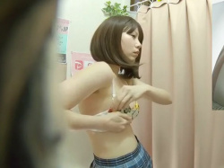 【盗撮動画】某古着屋の試着室でブラ試着中の美少女JKさん、隠しカメラにがっつり乳首が映り込んでしまうの画像