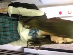 【盗撮動画】JK「おはざまーす…」⇒ 自宅MCのエレベーターでドスケベパンティを盗撮される美少女JKちゃん…の画像
