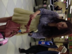 【盗撮動画】とあるターミナル駅にて、スーツケースを引っ張るエロギャルの白サテンパンティを逆さで接写の画像