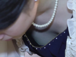【盗撮動画】削除注意！とある結婚式場で隠し撮りされたS級美女胸チラ、ネットに公開されてしまうの画像