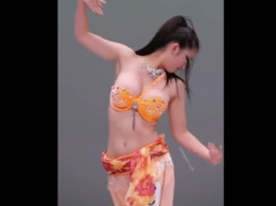 【盗撮動画】ブラがずり下がって乳首ポロリ！巨乳ダンサーの奇跡のハプニングを記録したお宝動画の画像
