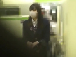 【盗撮動画】プロ痴漢師に狙われた正統派美少女JKが電車で肉棒を押しつけられるまでの一部始終の画像