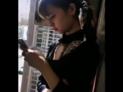 【盗撮動画】この激カワ美人JDの電車内胸チラ動画って”歴史に残る名作”だよなの画像