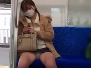 【盗撮動画】電車内対面パンチラ！盗撮バレ⇒まさかのパンティ見せつけという衝撃の2段コンボ炸裂の画像