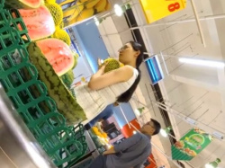 【盗撮動画】生鮮スーパー店内で撮影された逆さ撮りパンチラ動画、ガチで生々しすぎるｗｗの画像