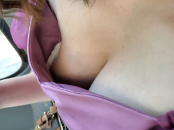 【盗撮動画】乳首丸見え！電車で胸元ががっつりと開いた美人JDの胸チラ盗撮動画がこちらの画像