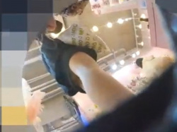 【盗撮動画】スケベなミニスカートで買い物中の激カワJDちゃん、逆さ撮りで白パンを激撮されるの画像