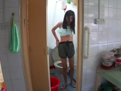 【トイレ盗撮】自宅ではトイレのドア開けっぱで用を足すティーン娘のおしっこ事情の画像