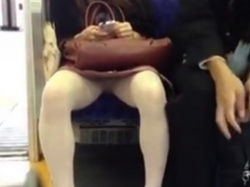 【盗撮動画】スマホに夢中で股が緩んでしまった開脚OLの電車内対面パンチラの画像
