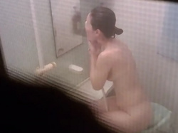 【盗撮動画】黒髪清楚な知り合いの奥さんの自宅での入浴シーンを隠し撮りした動画、ヤバスギル・・・の画像