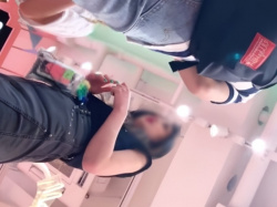 【盗撮動画】バレたら即逮捕。スタイル抜群のギャル系ショップ店員のタイトスカ完全攻略映像の画像