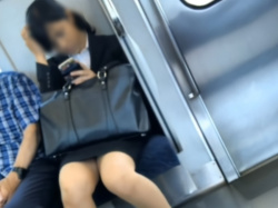 【盗撮動画】電車でこっそり隠し撮りされるリクスーJDさん。この後パンチラ激撮されますの画像