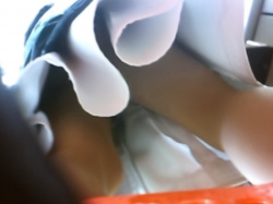 【盗撮動画】病院近くのコンビニで休憩中のナースのパンチラを隠し撮る変態の投稿動画の画像