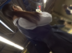 【盗撮動画】学校帰りの童顔ツインテJKさん、満員電車で囲み痴漢に遭ってしまった結果・・・の画像