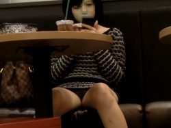 【盗撮動画】推定JK。ティーン美少女の座りパンチラをおしゃれなカフェ店内で盗み撮りの画像