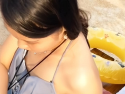 【盗撮動画】ビーチで胸チラ盗撮！ベストアングルからの撮影で水着ギャルの乳首GET大成功の画像