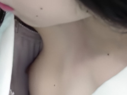 【盗撮動画】黒髪清楚美女な上玉JDの乳首ゲット映像。なおスマホに夢中で盗撮にまったく気付いていない模様の画像