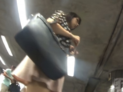 【盗撮動画】駅構内で逆さ撮り事案。ひらひらスカートなのに中はTバックのドスケベ美女さんの画像