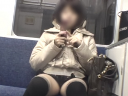 【盗撮動画】終電間際の夜の電車で対面パンチラ盗撮。50分超えの超ロングバージョンでご覧くださいの画像