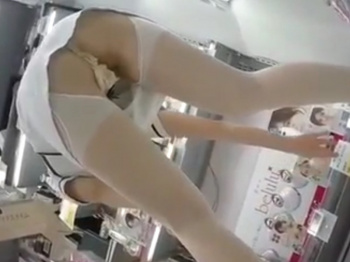 【盗撮動画】店内で激撮！ドラッグストアのコスメ売り場の超美人店員のTバック丸見えパンチラの画像