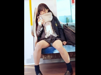 【盗撮動画】多少の小遣いを渡せばこのレベルの美少女JKが生パンを見せてくれるという事実の画像