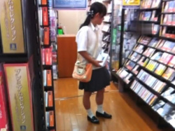 【盗撮動画】魔改造したスマホカメラで撮影された清純派制服娘の水玉パンチラ、撮れ高がすごいの画像